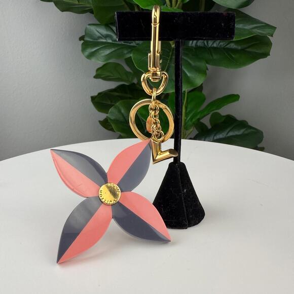 💎✨Authentic LV Pink/Purple Resin Flower And V Key Holder And Bag Charm - Picture 1 of 3
